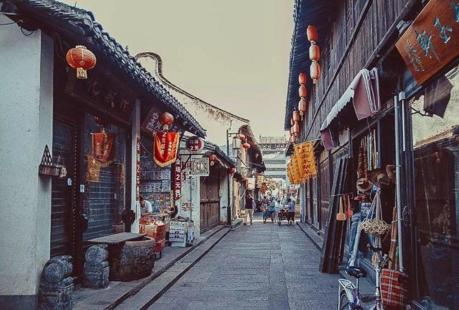 河南洛阳发现千年粮仓,粮仓内部储粮惊人,粮食保存上千年仍不腐